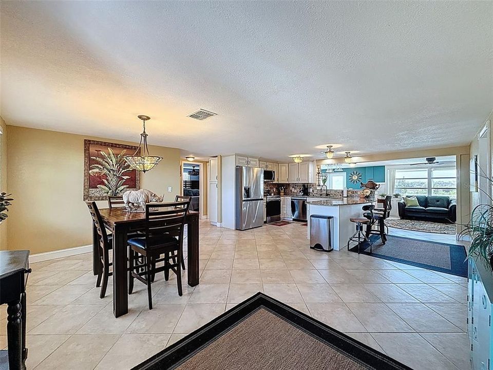 合同活跃: $470,000 (2 贝兹, 2 浴室, 1326 平方英尺)