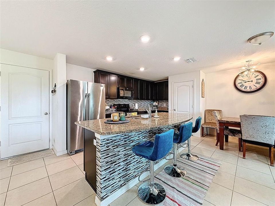 待售: $294,000 (4 贝兹, 3 浴室, 1825 平方英尺)