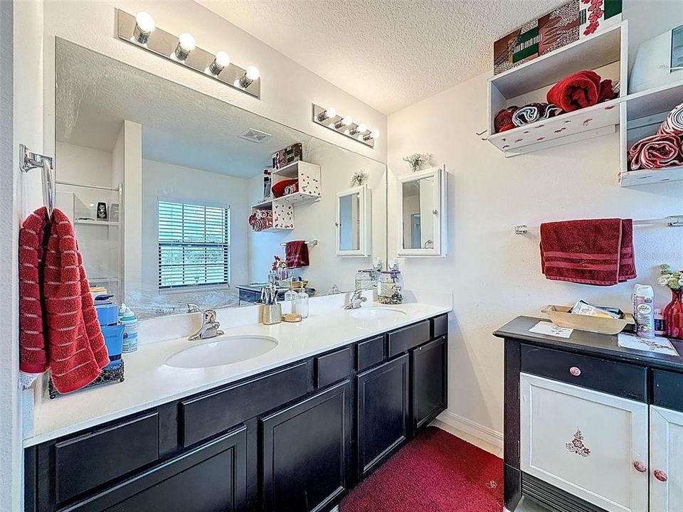 待售: $294,000 (4 贝兹, 3 浴室, 1825 平方英尺)