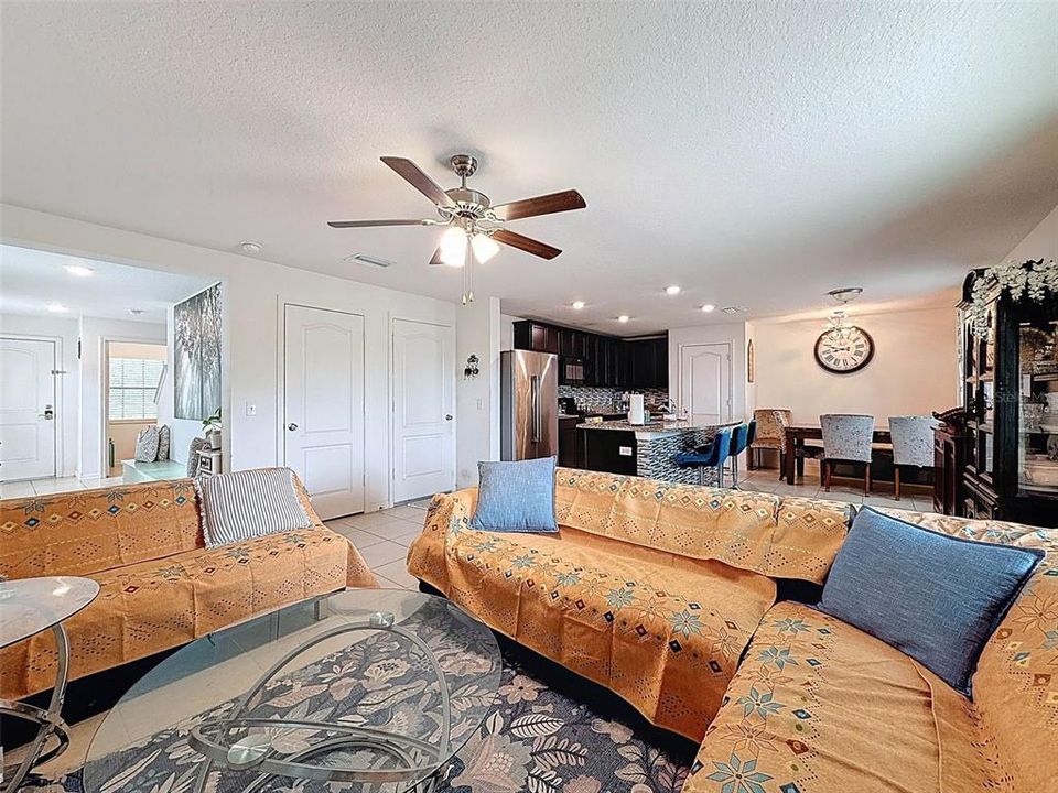 待售: $294,000 (4 贝兹, 3 浴室, 1825 平方英尺)