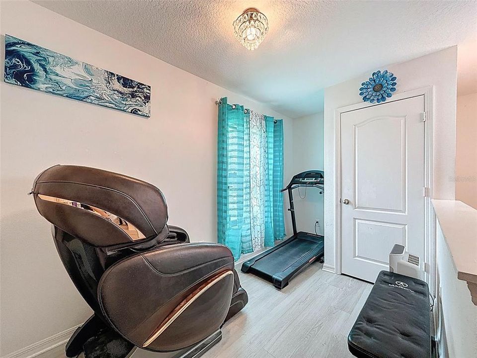 待售: $294,000 (4 贝兹, 3 浴室, 1825 平方英尺)