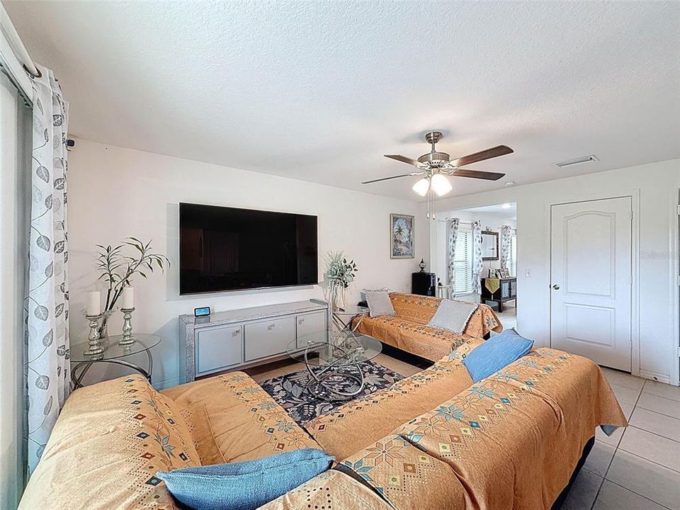 待售: $294,000 (4 贝兹, 3 浴室, 1825 平方英尺)