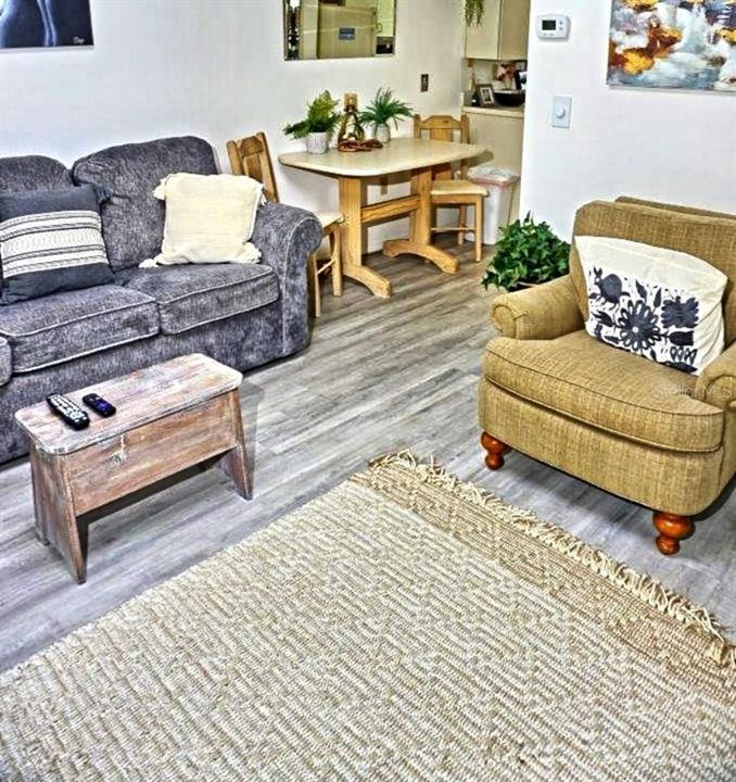 For Sale: $215,000 (1 beds, 1 baths, 700 Square Feet)