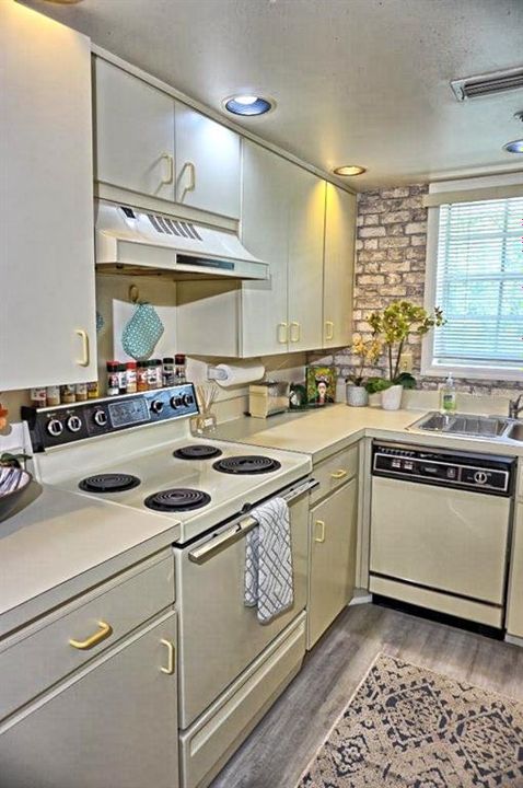 For Sale: $215,000 (1 beds, 1 baths, 700 Square Feet)