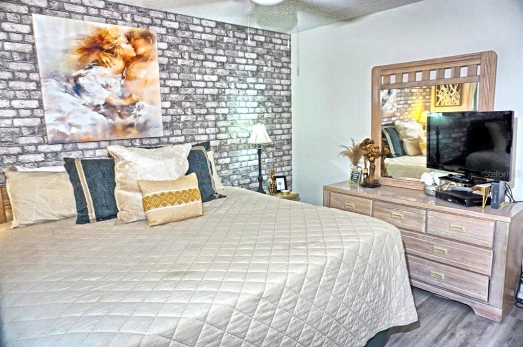 For Sale: $215,000 (1 beds, 1 baths, 700 Square Feet)