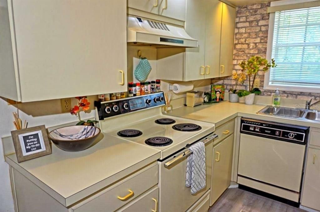 For Sale: $215,000 (1 beds, 1 baths, 700 Square Feet)