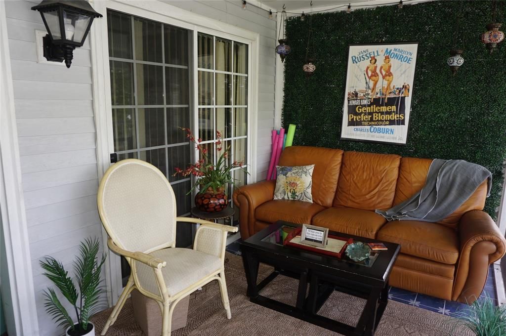 For Sale: $215,000 (1 beds, 1 baths, 700 Square Feet)