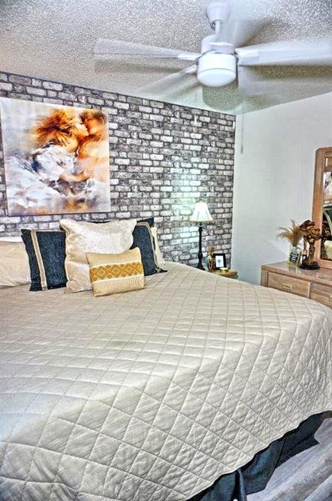 For Sale: $215,000 (1 beds, 1 baths, 700 Square Feet)