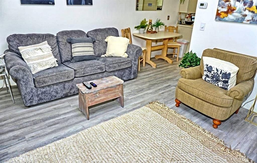 For Sale: $215,000 (1 beds, 1 baths, 700 Square Feet)