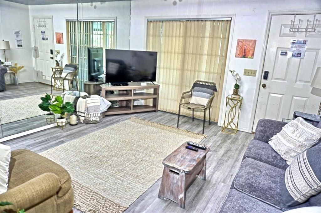 For Sale: $215,000 (1 beds, 1 baths, 700 Square Feet)