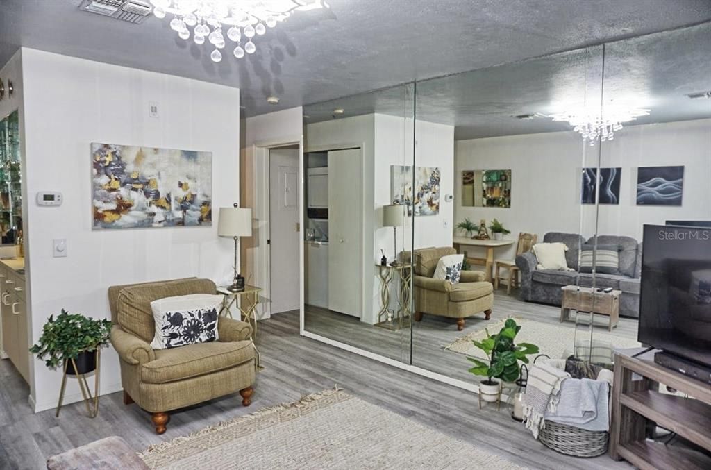 For Sale: $215,000 (1 beds, 1 baths, 700 Square Feet)