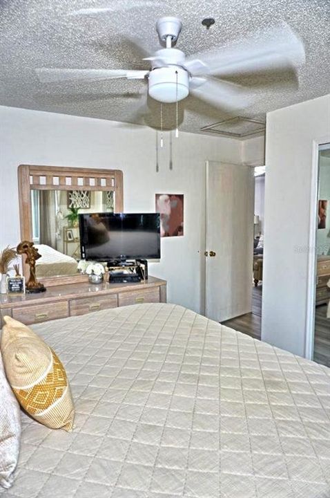 For Sale: $215,000 (1 beds, 1 baths, 700 Square Feet)