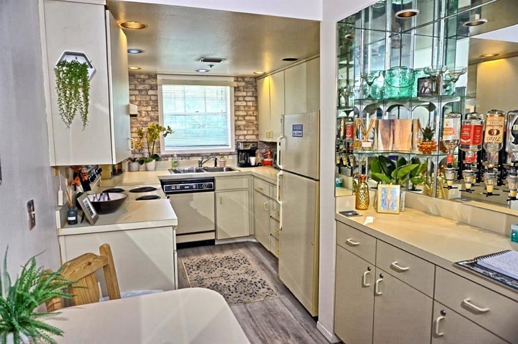 For Sale: $215,000 (1 beds, 1 baths, 700 Square Feet)