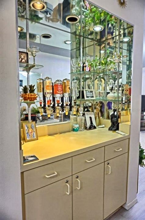 For Sale: $215,000 (1 beds, 1 baths, 700 Square Feet)