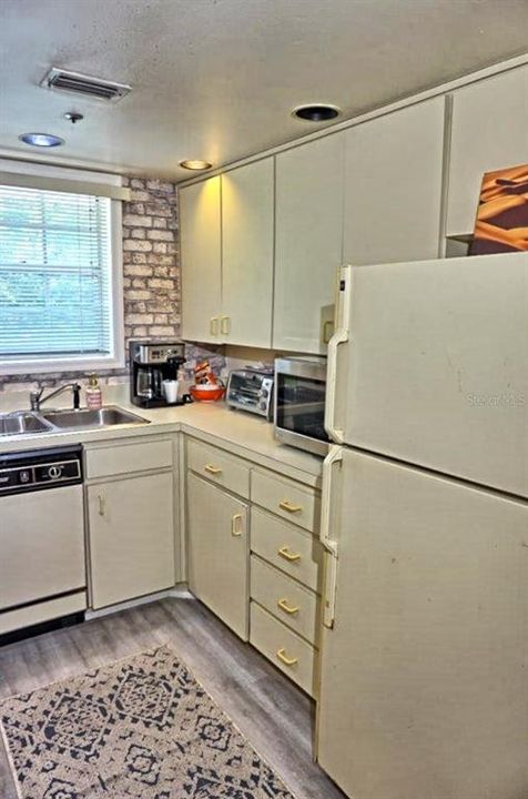 For Sale: $215,000 (1 beds, 1 baths, 700 Square Feet)