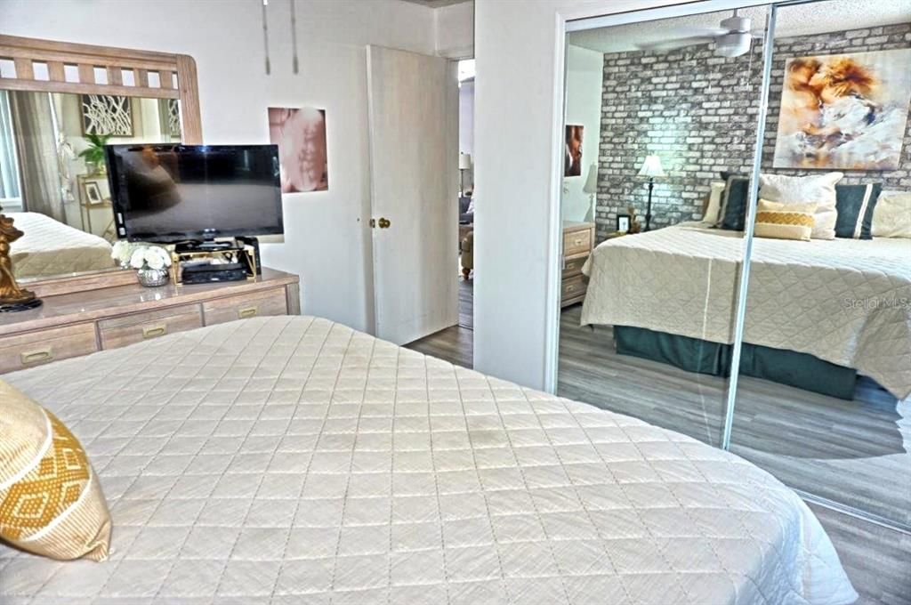 For Sale: $215,000 (1 beds, 1 baths, 700 Square Feet)