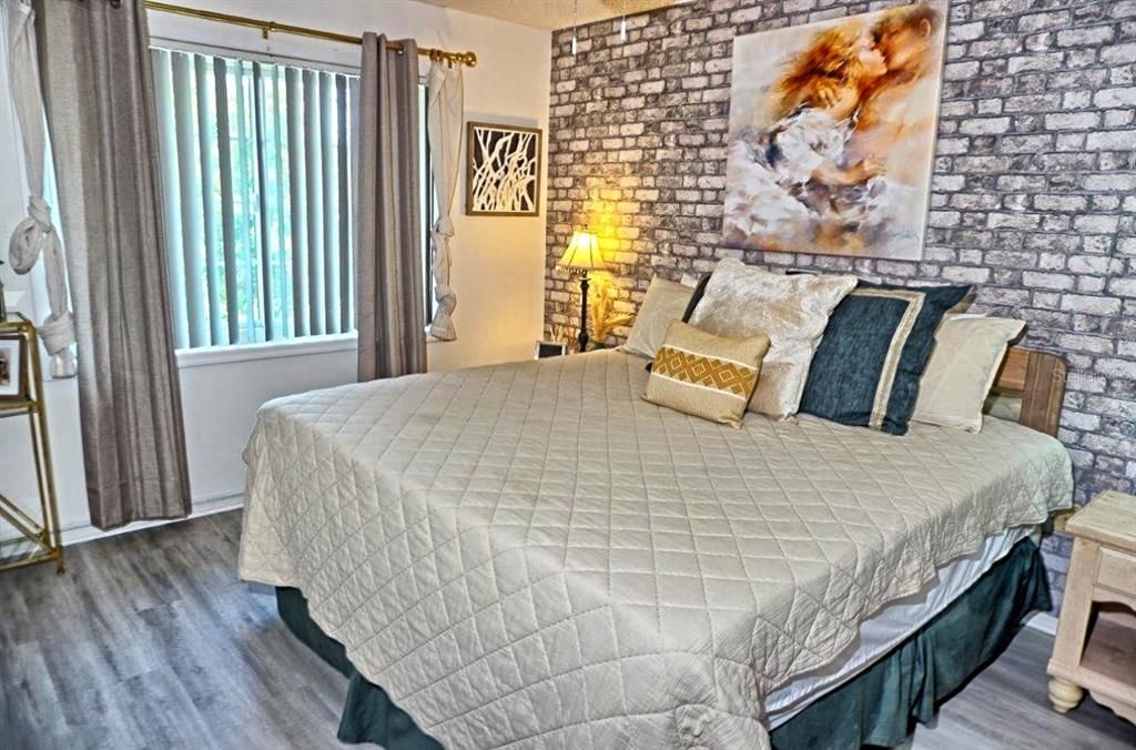 For Sale: $215,000 (1 beds, 1 baths, 700 Square Feet)