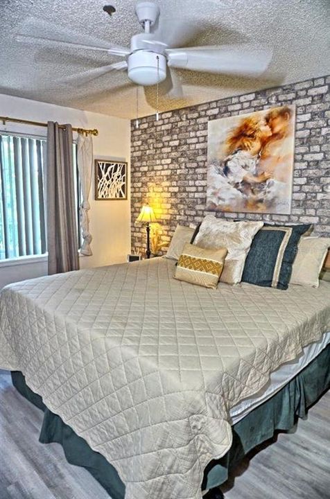 For Sale: $215,000 (1 beds, 1 baths, 700 Square Feet)