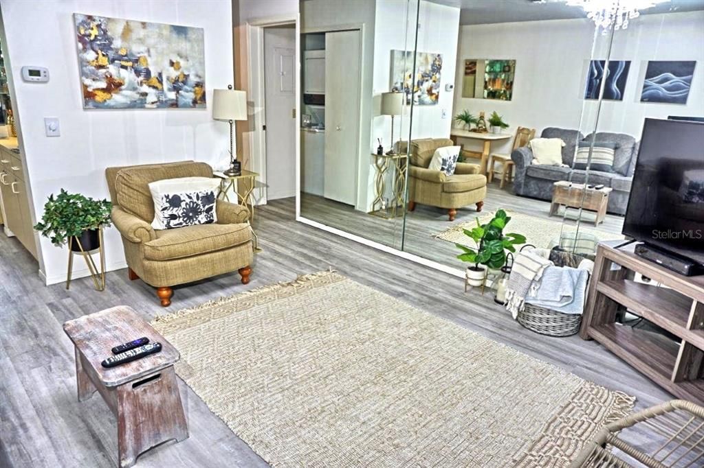 For Sale: $215,000 (1 beds, 1 baths, 700 Square Feet)