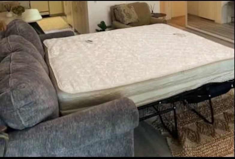 For Sale: $215,000 (1 beds, 1 baths, 700 Square Feet)