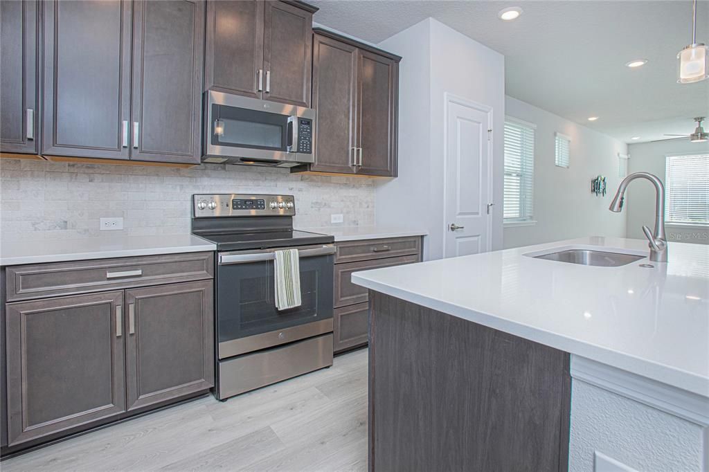Active With Contract: $439,900 (2 beds, 2 baths, 1517 Square Feet)