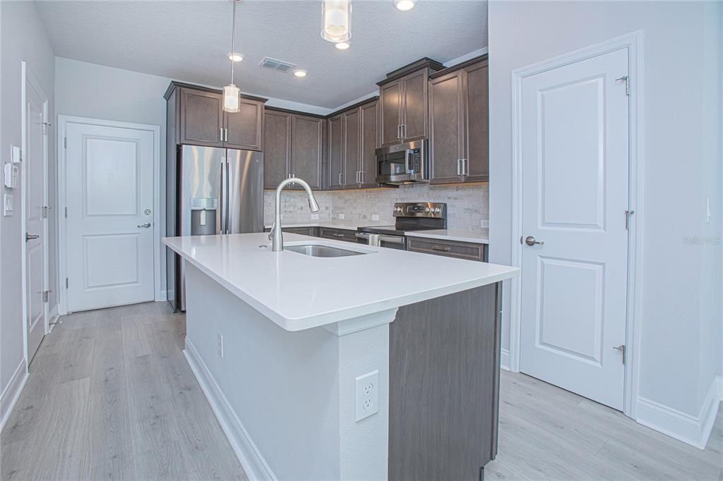 Active With Contract: $439,900 (2 beds, 2 baths, 1517 Square Feet)