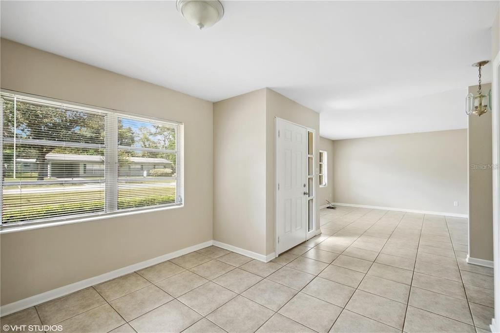 合同活跃: $1,950 (3 贝兹, 2 浴室, 1612 平方英尺)