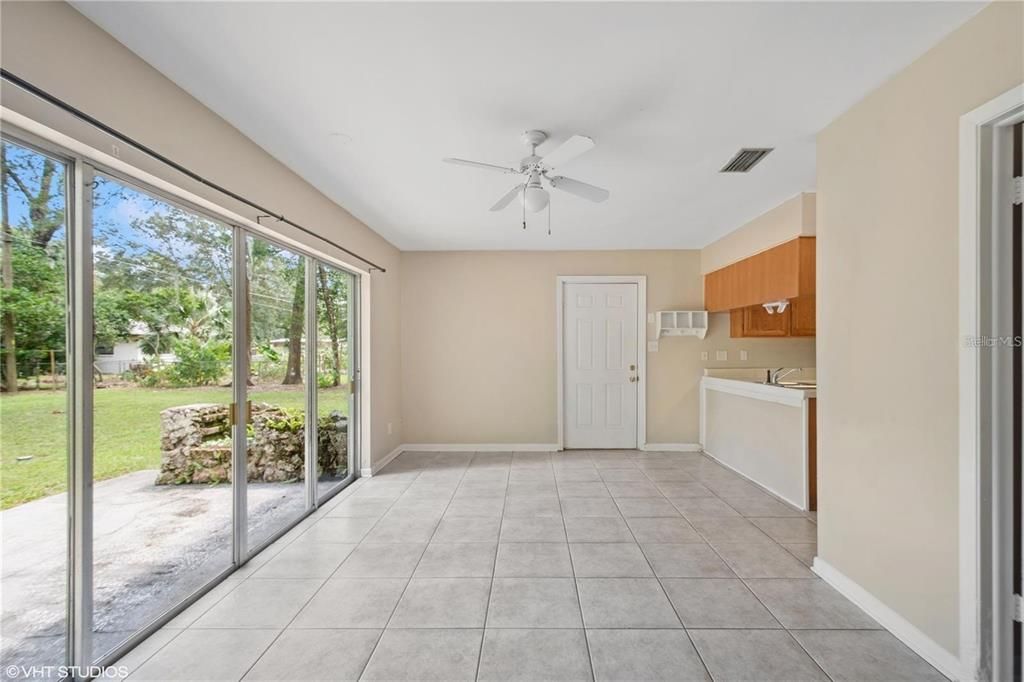 合同活跃: $1,950 (3 贝兹, 2 浴室, 1612 平方英尺)