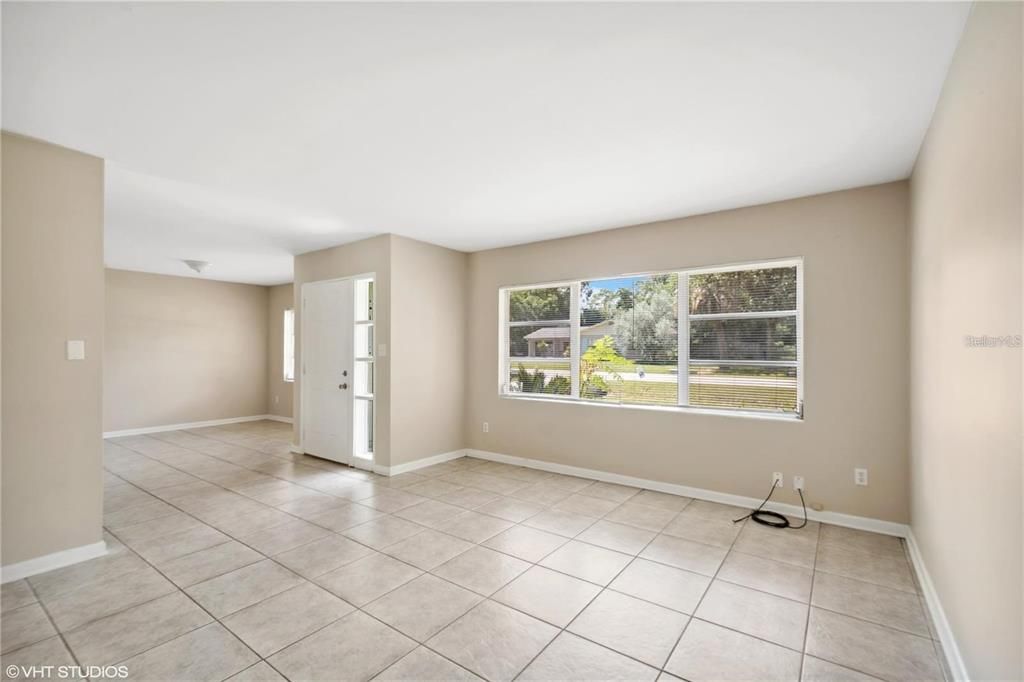 合同活跃: $1,950 (3 贝兹, 2 浴室, 1612 平方英尺)