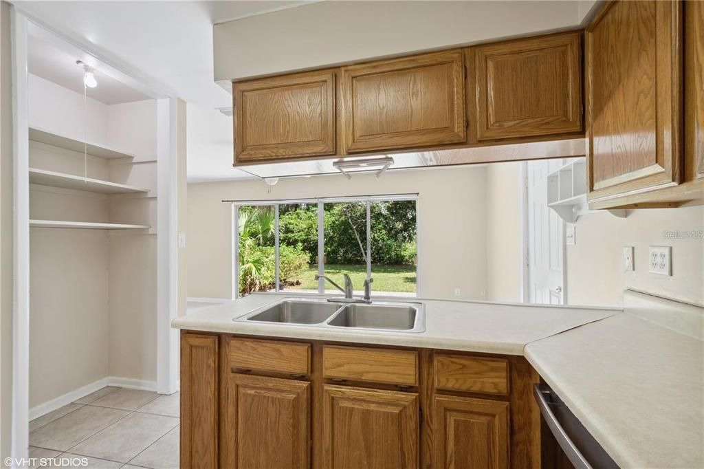 合同活跃: $1,950 (3 贝兹, 2 浴室, 1612 平方英尺)