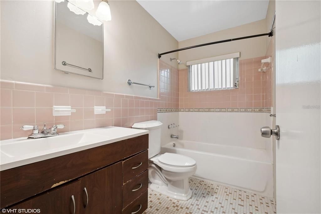 合同活跃: $1,950 (3 贝兹, 2 浴室, 1612 平方英尺)