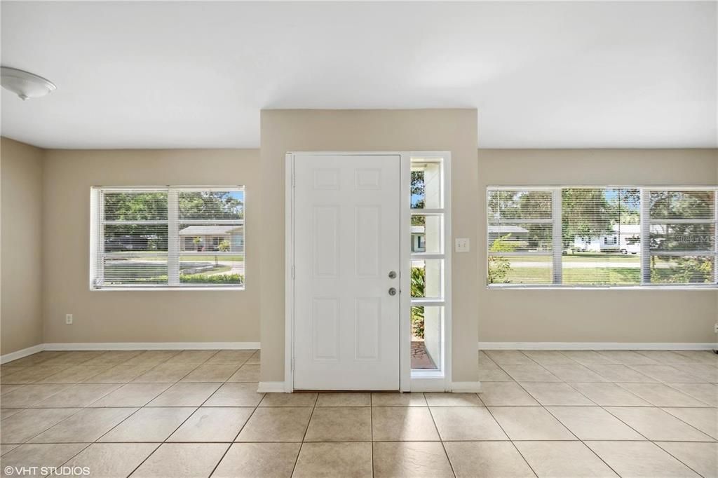 合同活跃: $1,950 (3 贝兹, 2 浴室, 1612 平方英尺)