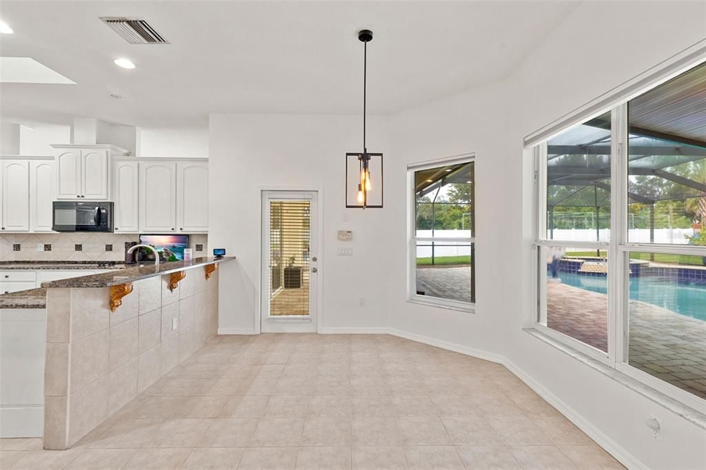 Activo con contrato: $699,000 (4 camas, 3 baños, 3097 Pies cuadrados)