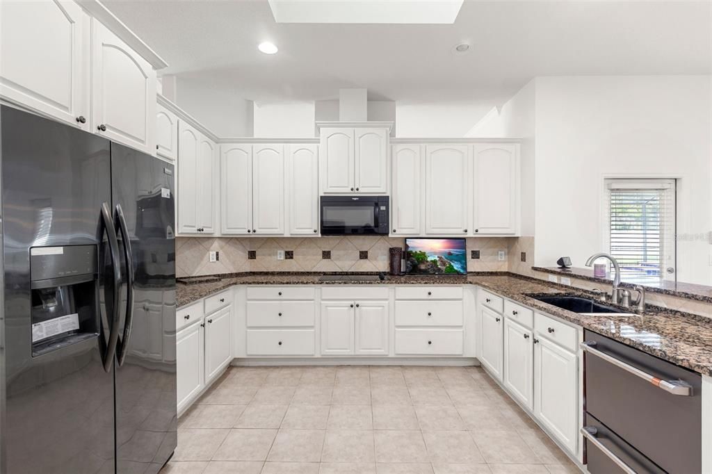 Activo con contrato: $699,000 (4 camas, 3 baños, 3097 Pies cuadrados)