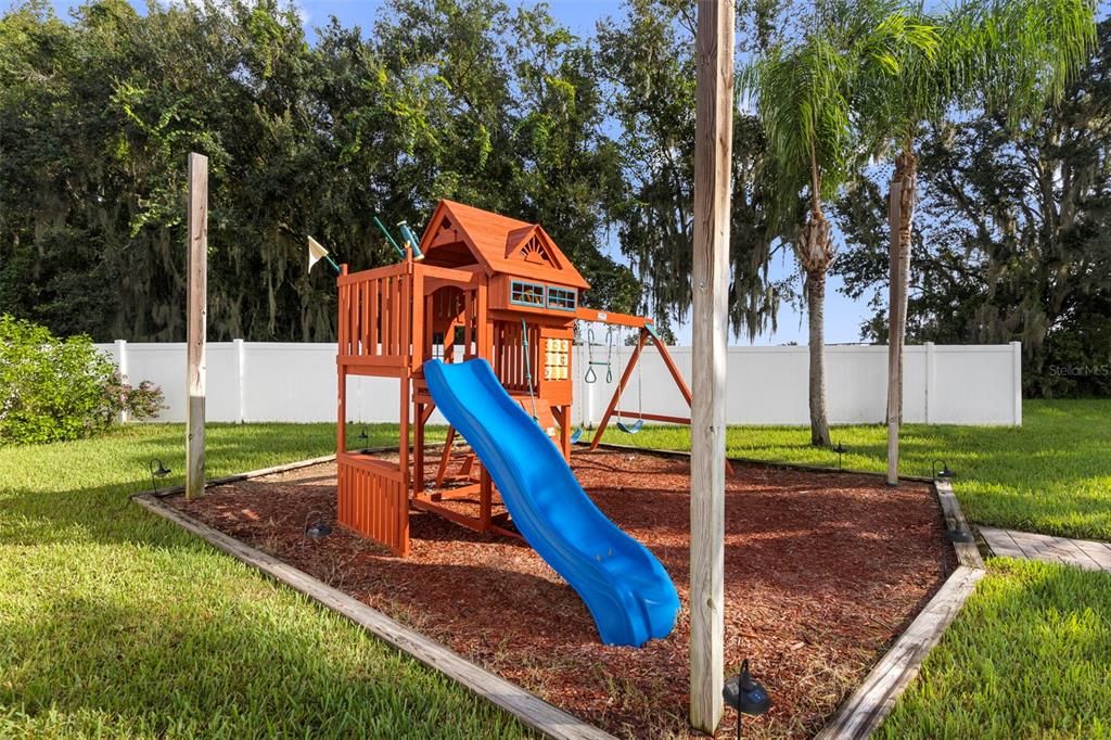 Activo con contrato: $699,000 (4 camas, 3 baños, 3097 Pies cuadrados)