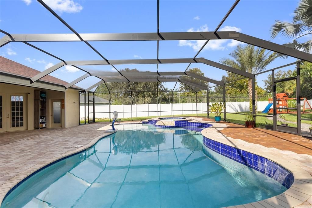 Activo con contrato: $699,000 (4 camas, 3 baños, 3097 Pies cuadrados)