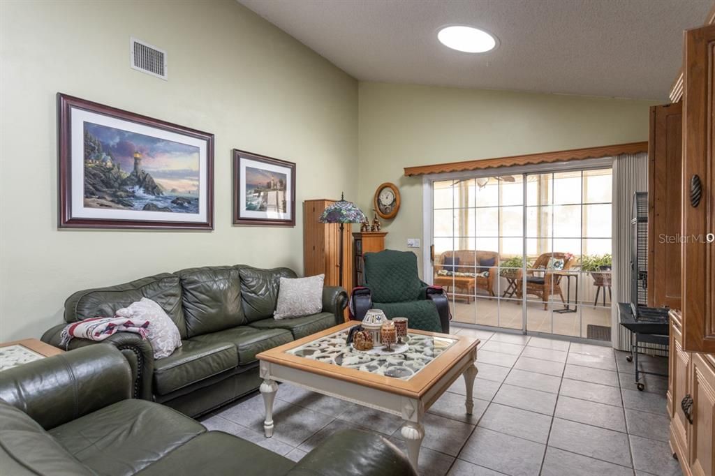 Под контрактом: $365,000 (2 спален, 2 ванн, 1276 Квадратных фут)