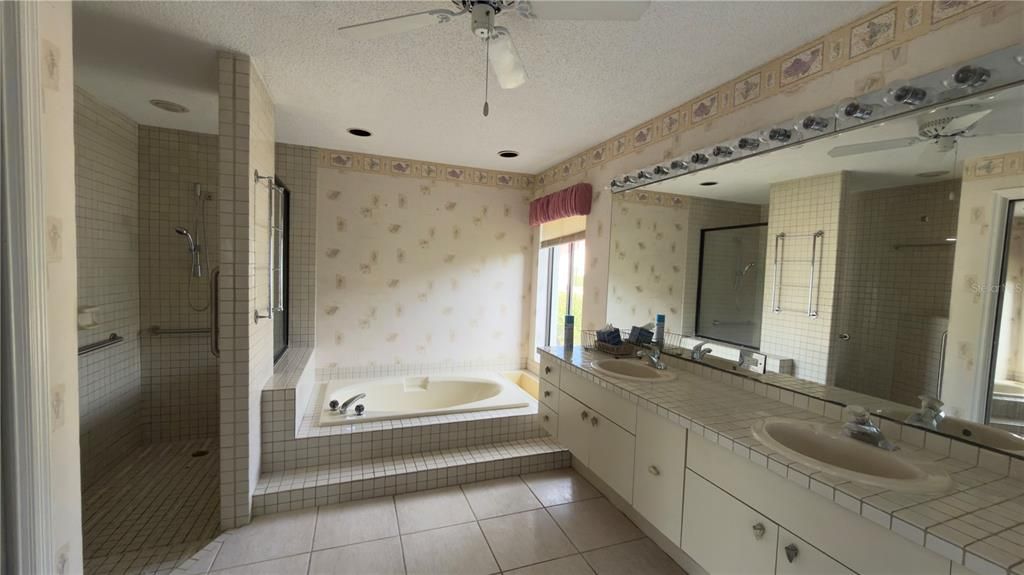 En Venta: $825,000 (3 camas, 2 baños, 2866 Pies cuadrados)