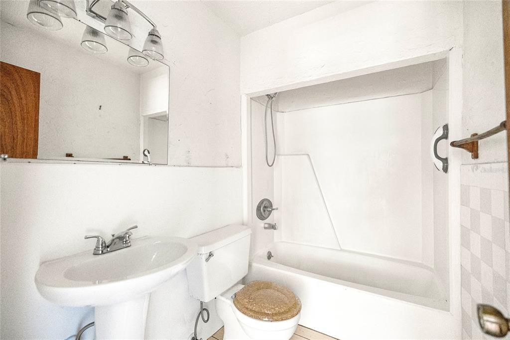 Activo con contrato: $269,000 (3 camas, 1 baños, 1363 Pies cuadrados)