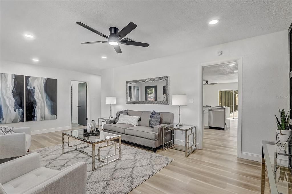 En Venta: $419,999 (4 camas, 2 baños, 1936 Pies cuadrados)