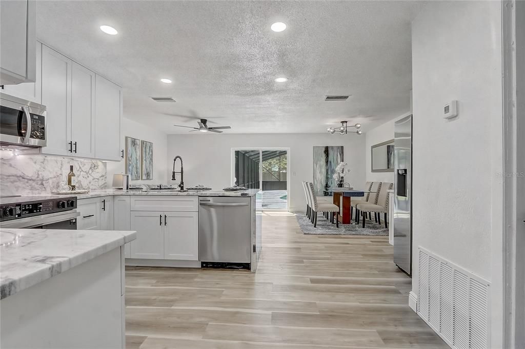 En Venta: $419,999 (4 camas, 2 baños, 1936 Pies cuadrados)