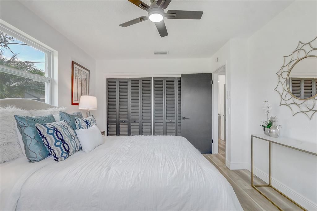 En Venta: $419,999 (4 camas, 2 baños, 1936 Pies cuadrados)