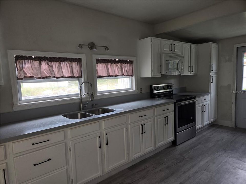 出租: $2,400 (3 贝兹, 2 浴室, 1160 平方英尺)