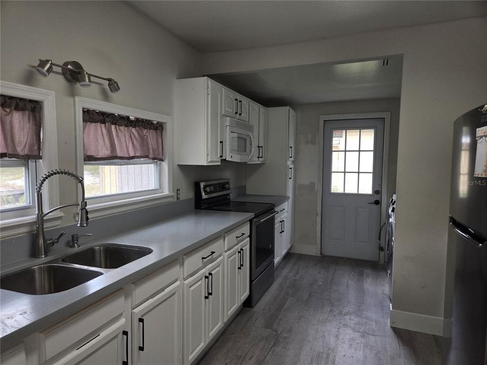 出租: $2,400 (3 贝兹, 2 浴室, 1160 平方英尺)