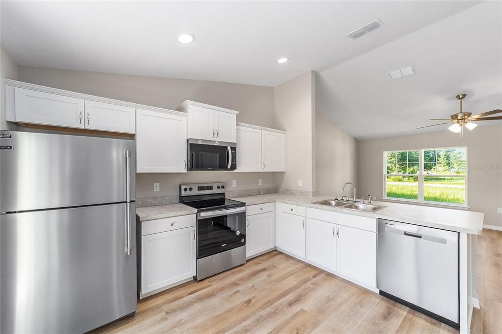 For Sale: $230,000 (3 beds, 2 baths, 1089 Square Feet)