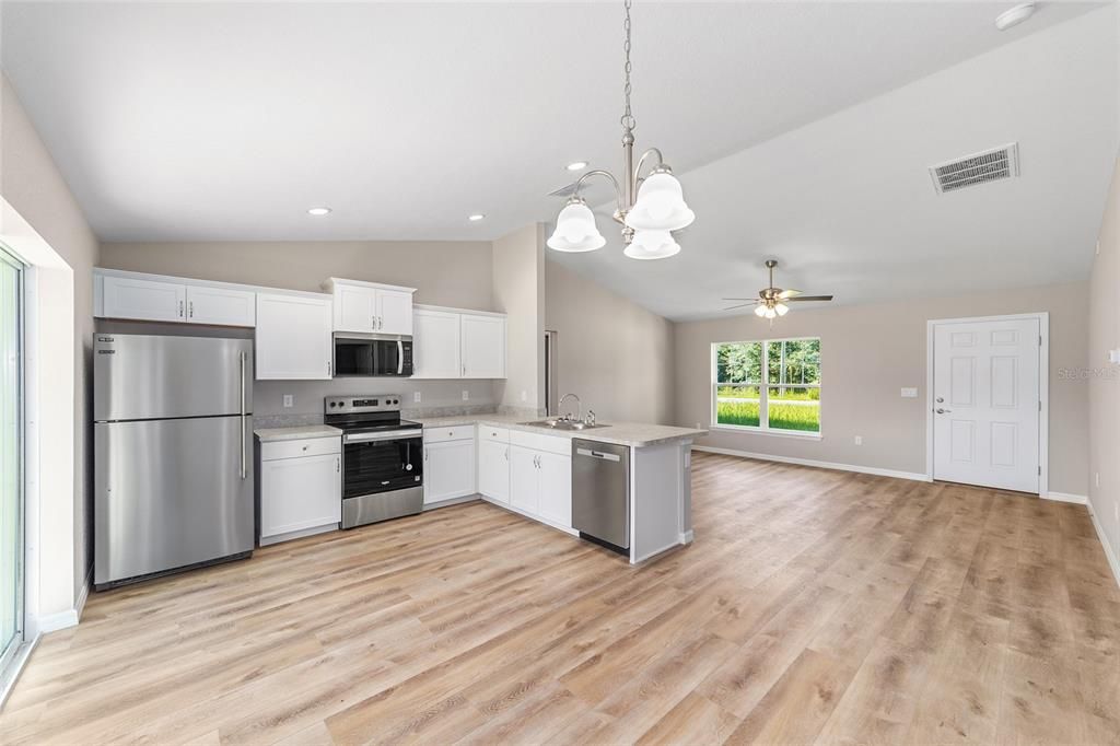 For Sale: $230,000 (3 beds, 2 baths, 1089 Square Feet)