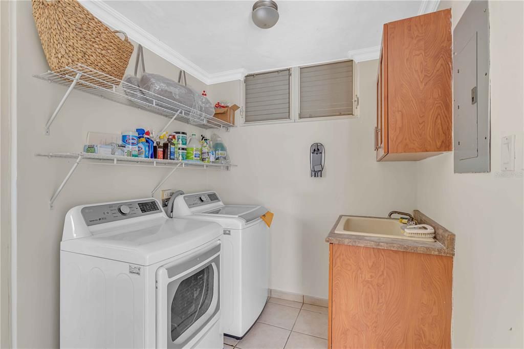 Active With Contract: $1,590,000 (4 beds, 3 baths, 4000 Square Feet)