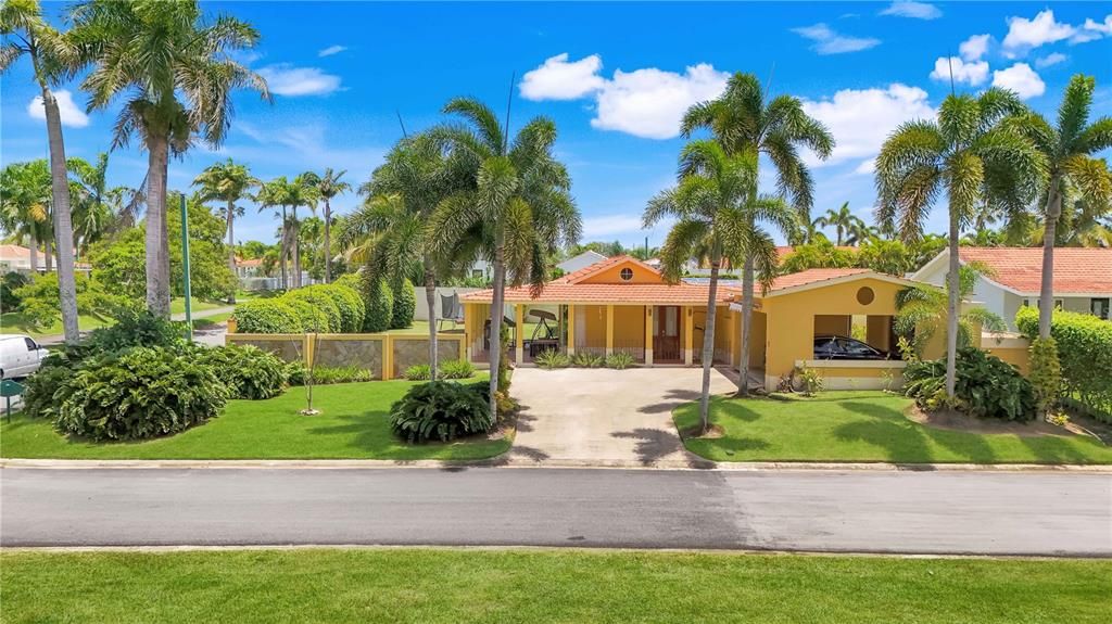 Active With Contract: $1,590,000 (4 beds, 3 baths, 4000 Square Feet)