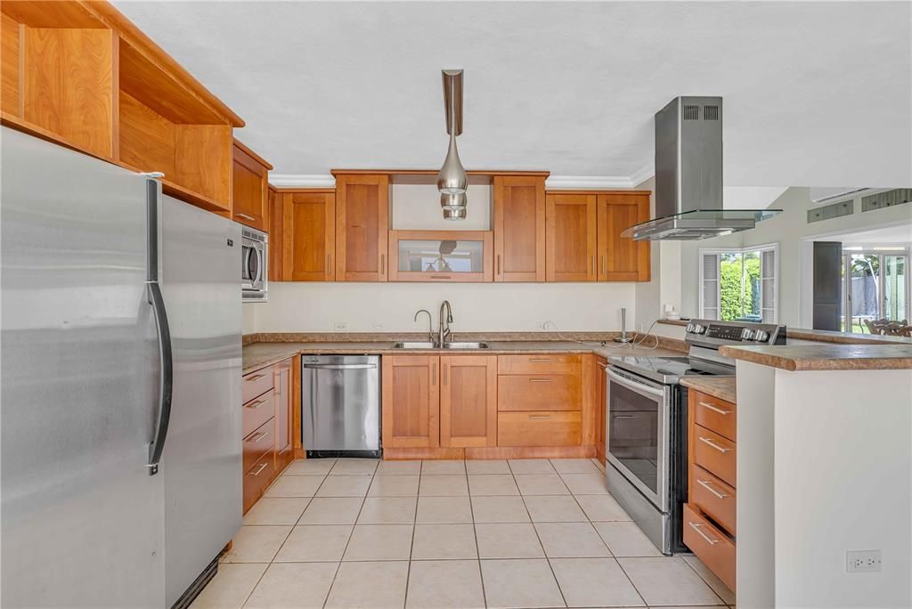 Active With Contract: $1,590,000 (4 beds, 3 baths, 4000 Square Feet)