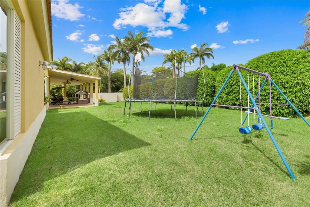 Active With Contract: $1,590,000 (4 beds, 3 baths, 4000 Square Feet)